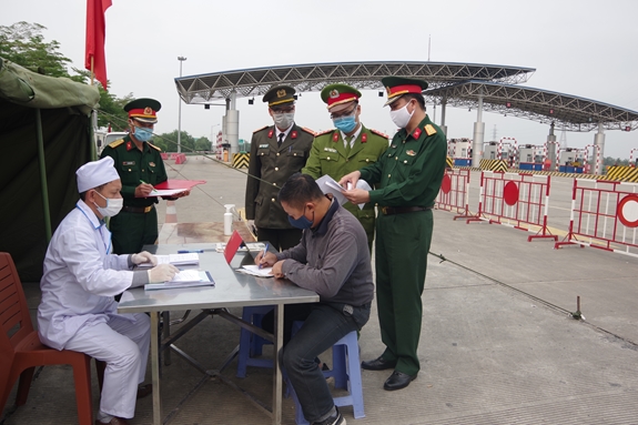 Chốt kiểm soát dịch liên ngành tại Trạm thu phí cao tốc Hà Nội-Hải Phòng, lối ra đường 353 thuộc quận Dương Kinh.